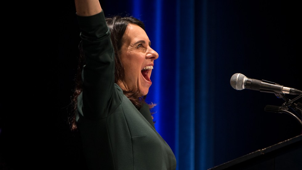 Valérie Plante lève les bras en guise de célébration de sa victoire électorale en 2017.