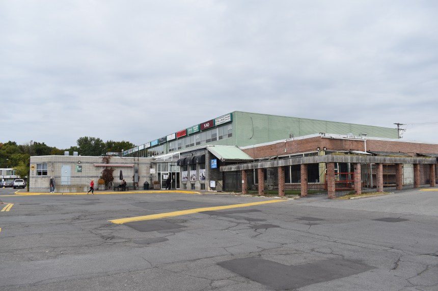 Le centre commercial Plaza PointeClaire à vendre