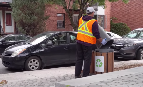 Vidéo: du recyclage jeté aux ordures par des éboueurs à Montréal