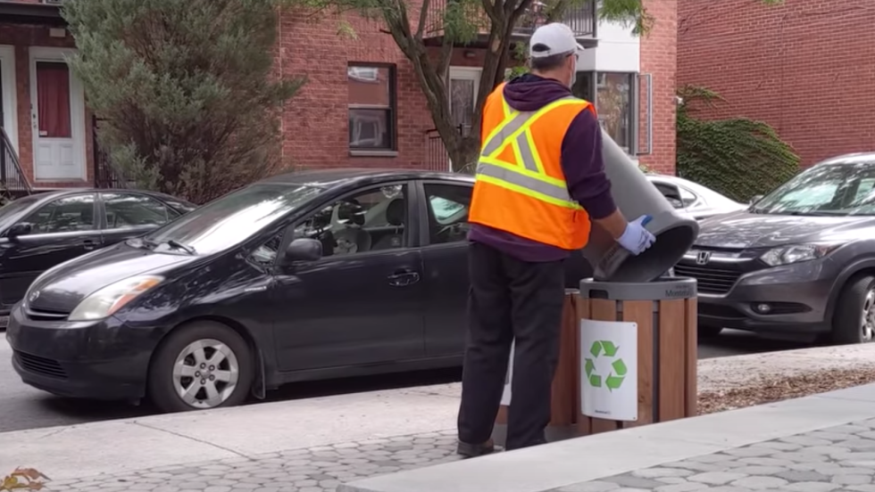 Vidéo: du recyclage jeté aux ordures par des éboueurs à Montréal