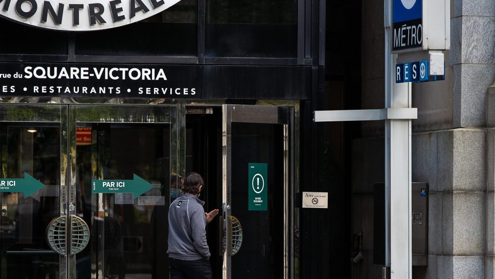 Un homme emprunte le transport en commun.