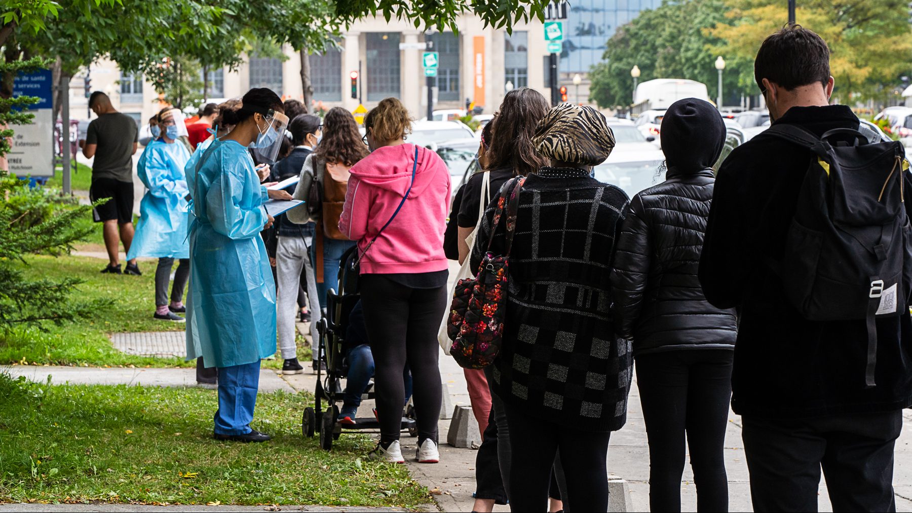 Une longue file d'attente devant une clinique de dépistage du coronavirus à Parc Extension.