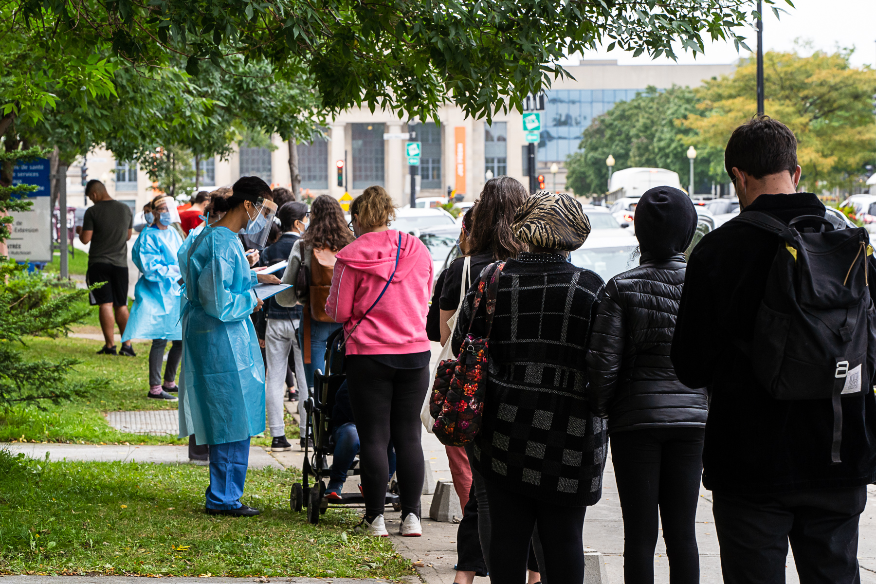 Une longue file d'attente devant une clinique de dépistage du coronavirus à Parc Extension.
