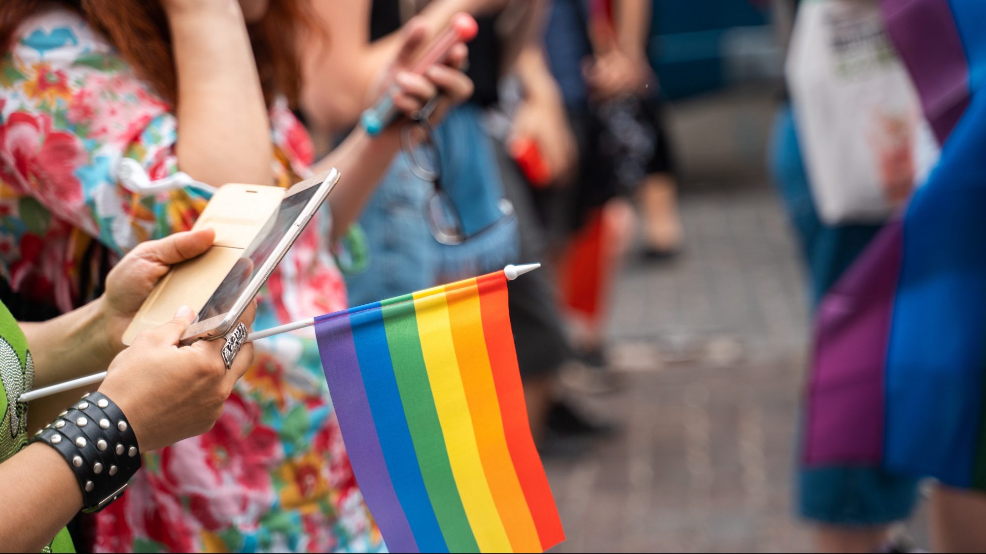 Un drapeau de la communauté LGBTQ+