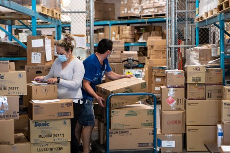 Un entrepôt d'équipement médical à Montréal