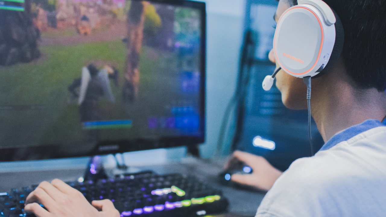 Certains joueurs gagnent leurs vies en jouant aux jeux vidéos, ils doivent donc être confortable pendant plusieurs heures Certains joueurs gagnent leurs vies en jouant aux jeux vidéos, ils doivent donc être confortable pendant plusieurs heures