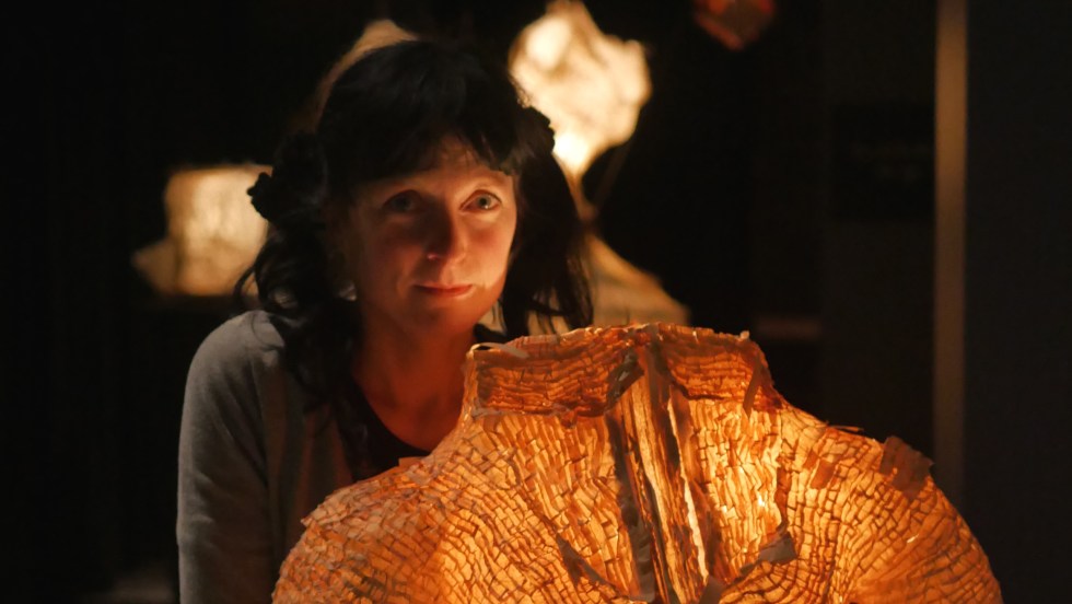 C'est avec les pages de vieux livres que Geneviève Oligny travaille ses œuvres.