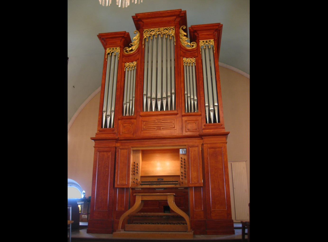 Orgue silencieux durant les messes dominicales à la Visitation