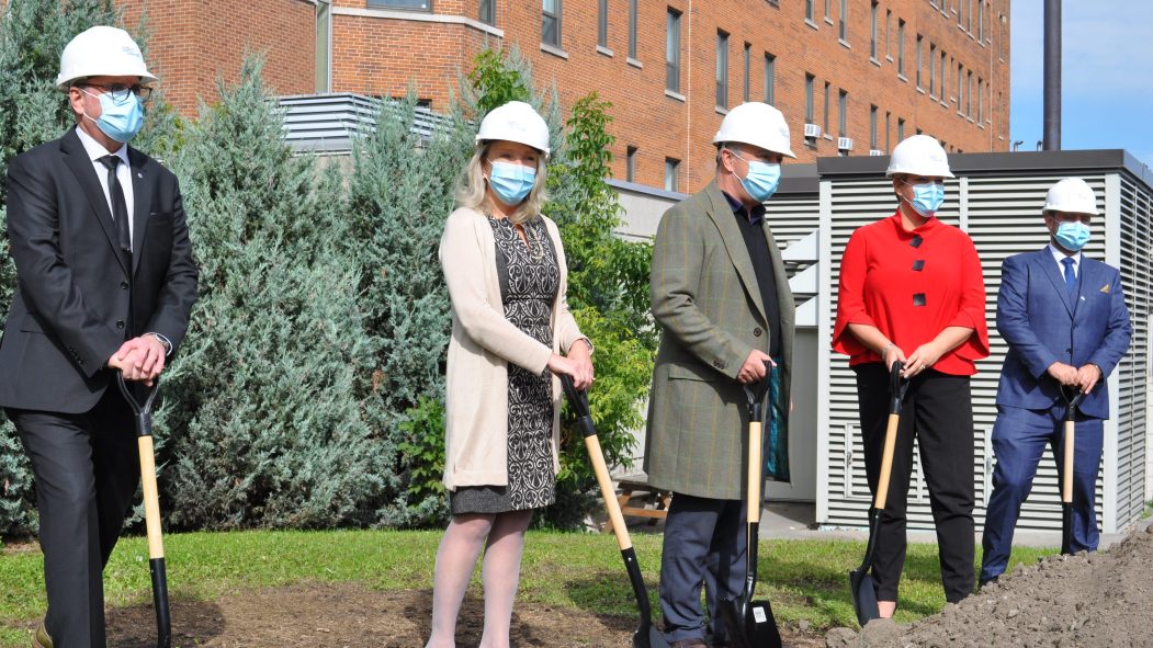 La pelletée de terre officielle a lancé les travaux d’agrandissement de l’Hôpital de Verdun la semaine dernière