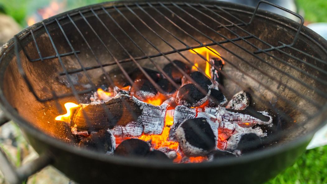 Barbecue à charbon de bois