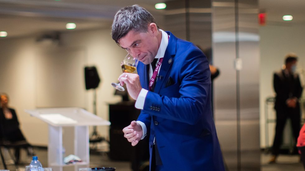 Hugo Duchesne lors de sa performance au concours du Meilleur Sommelier du Québec 2020, samedi dernier.