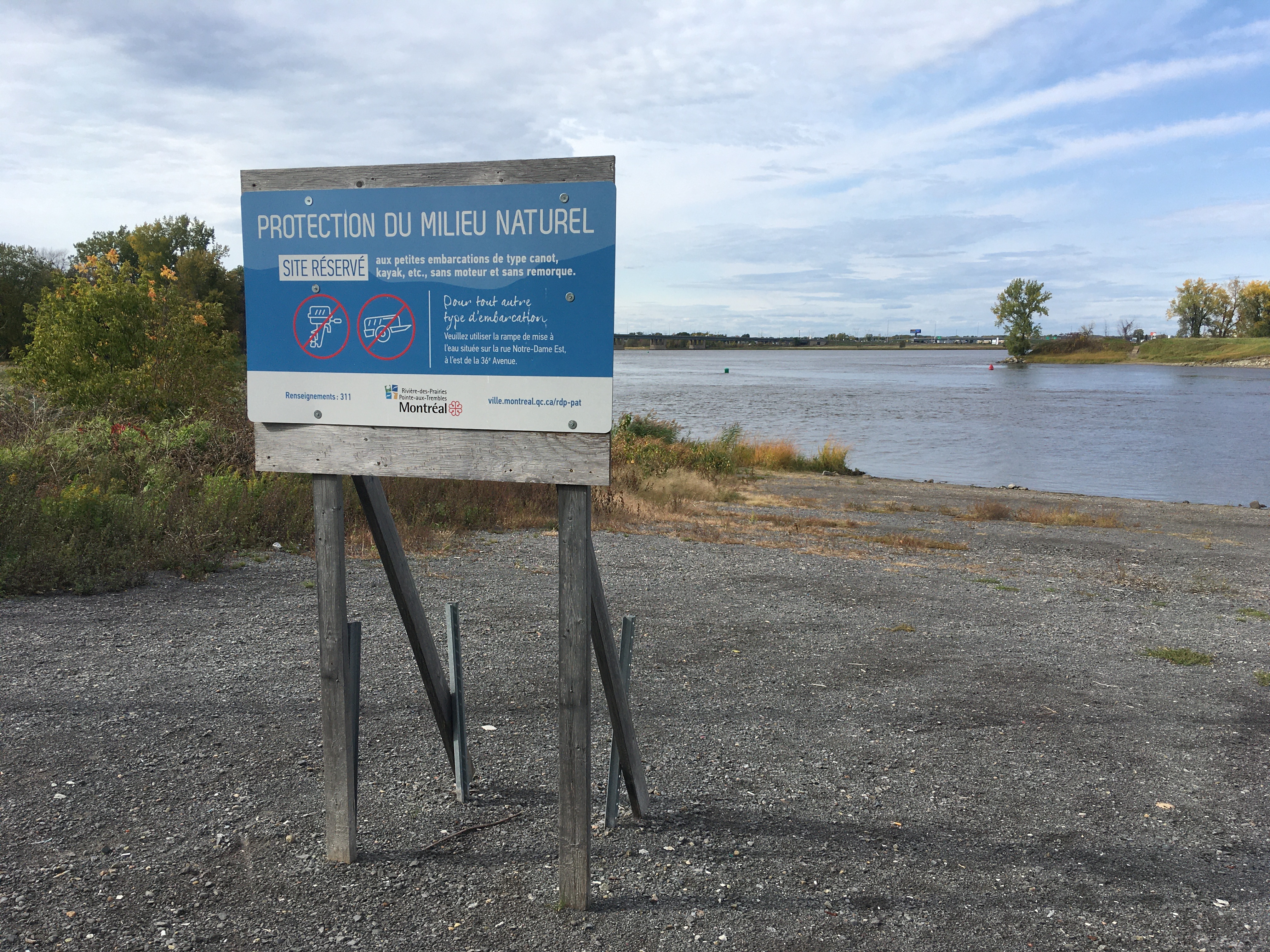La berge au coin du boulevard Gouin et de la 133e Avenue.