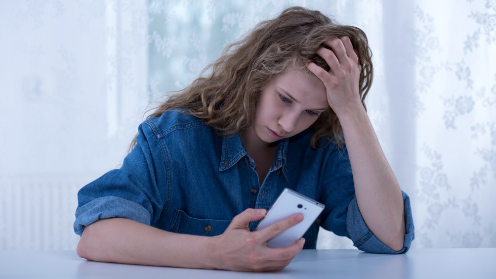 Le harcèlement en ligne réduit les jeunes filles au silence