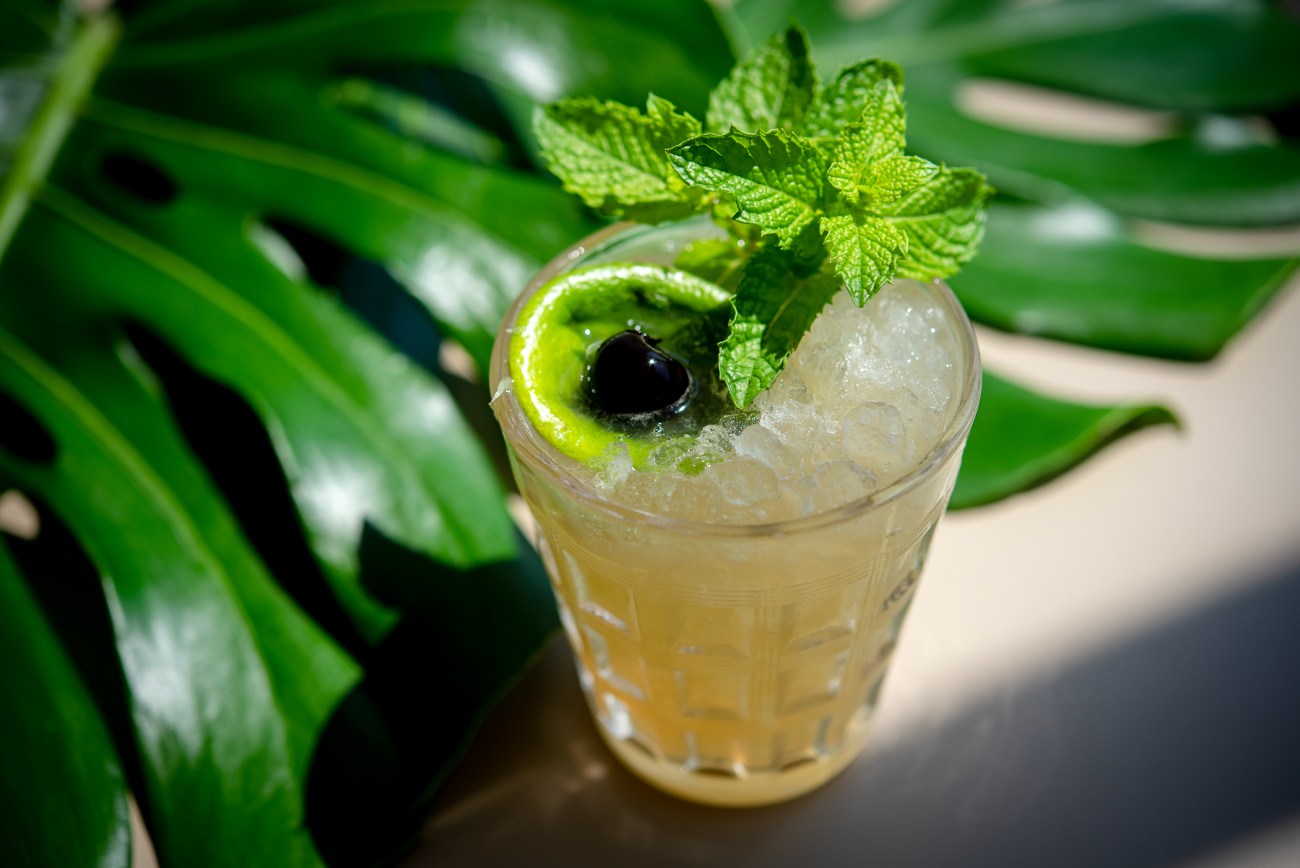 Un cocktail garni de menthe et de lime