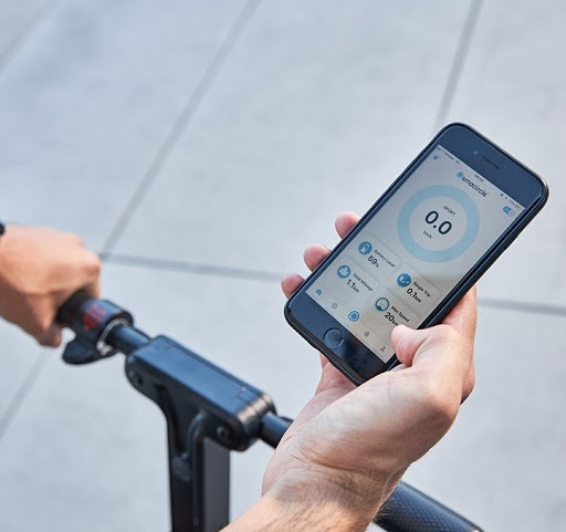 L'application SmaCircle est disponible gratuitement et nous permet de suivre l'activité de notre vélo. SmaCircle vélo bicyclette pliable électrique application mobile téléphone intelligent