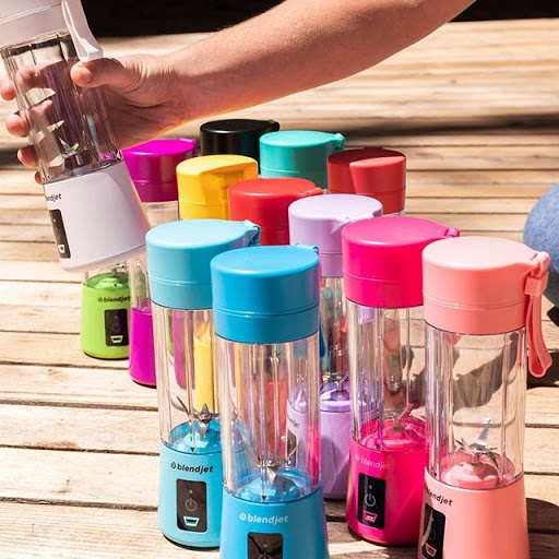 Le BlendJet One est offert en 11 couleurs différentes, donc peut vraiment satisfaire à tous. Le BlendJet One est offert en 11 couleurs différentes, donc peut vraiment satisfaire à tous.