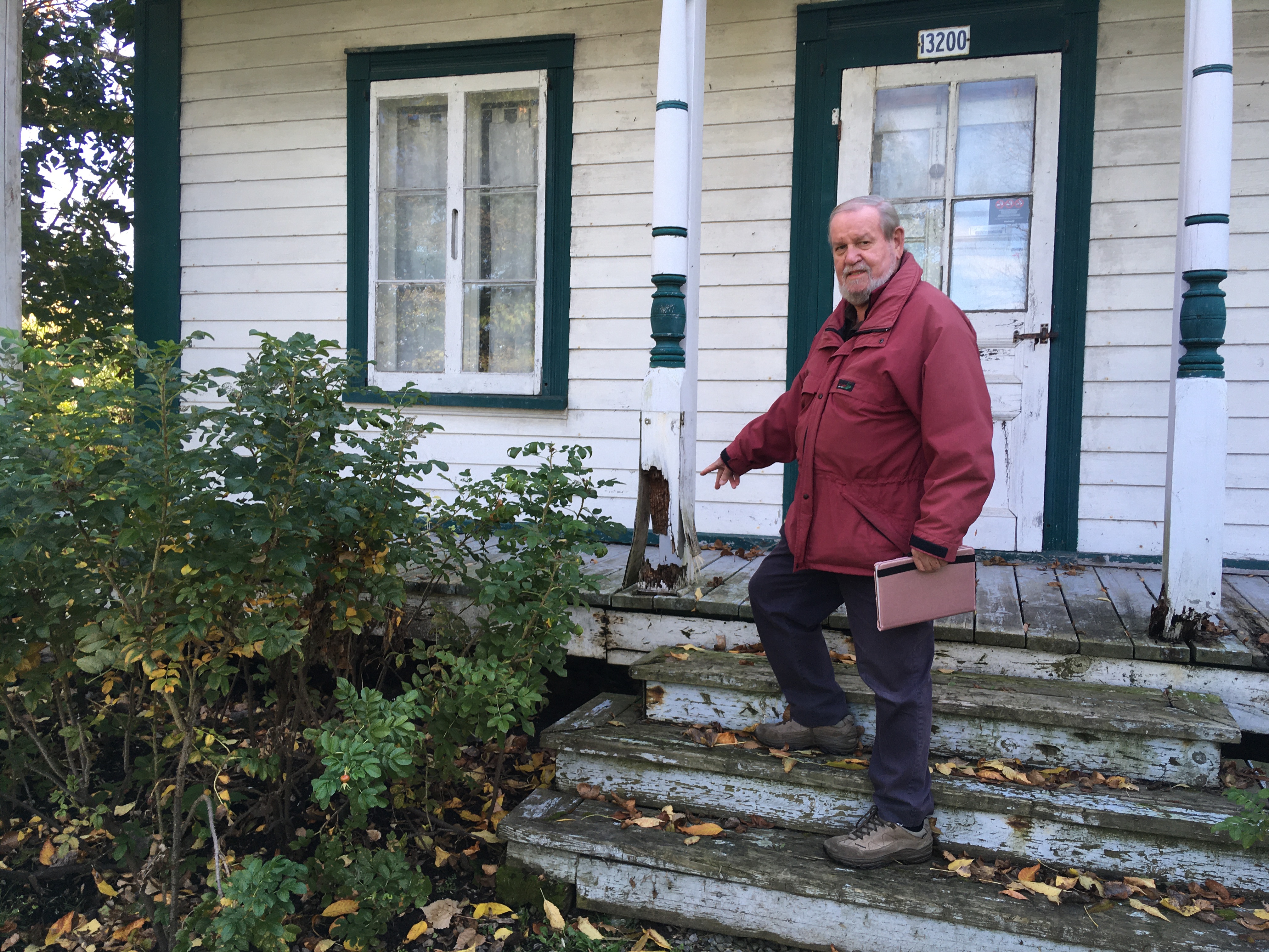 Fernand Ouellet pointe la structure de la galerie qui s'affaise.
