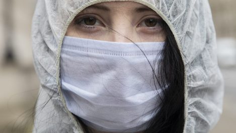 Une femme porte un masque pour se protéger de la COVID-19