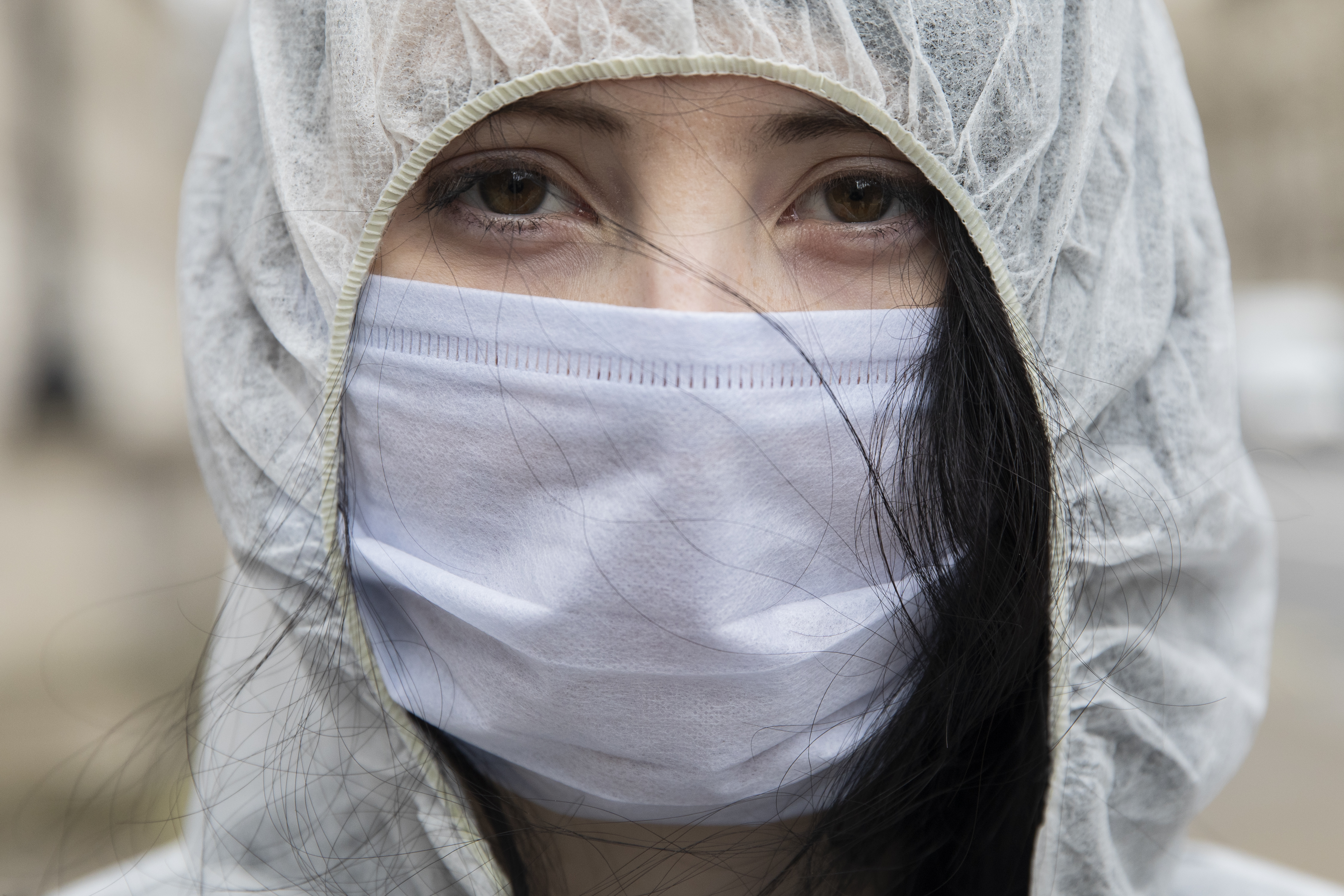 Une femme porte un masque pour se protéger de la COVID-19