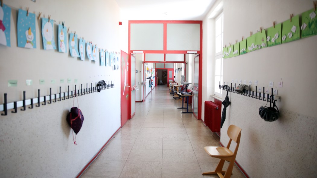 Un couloir dans une école sans enfants