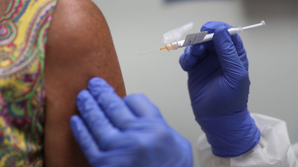 Une volontaire reçoit un candidat-vaccin contre la COVID-19.