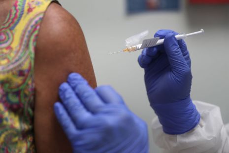 Une volontaire reçoit un candidat-vaccin contre la COVID-19.