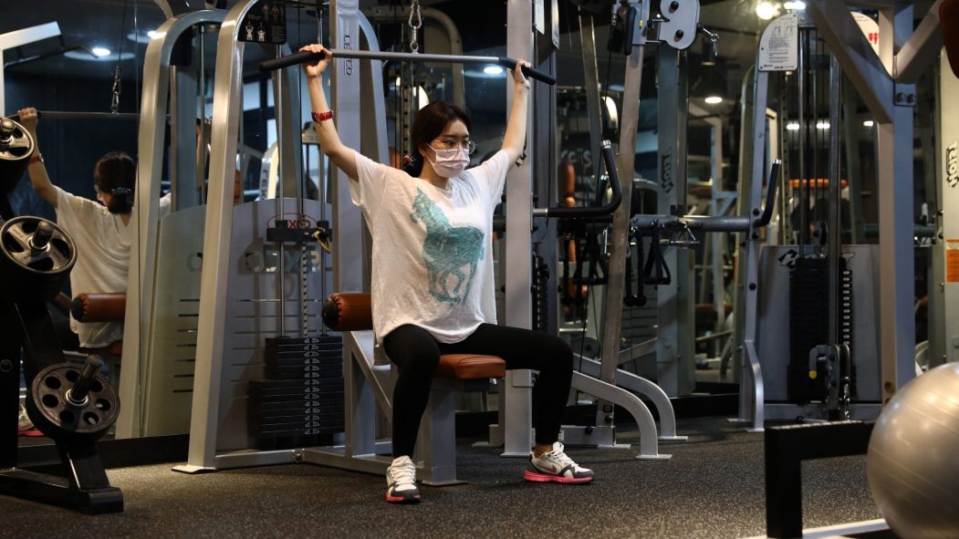 Une femme s'entraîne dans un gym