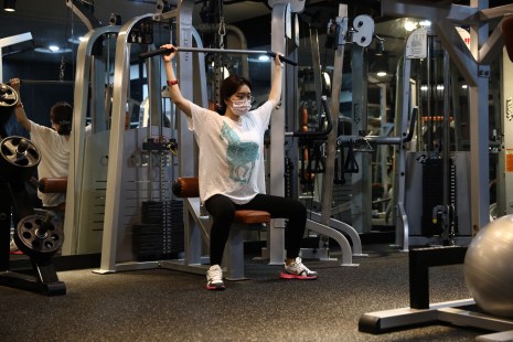 Une femme s'entraîne dans un gym