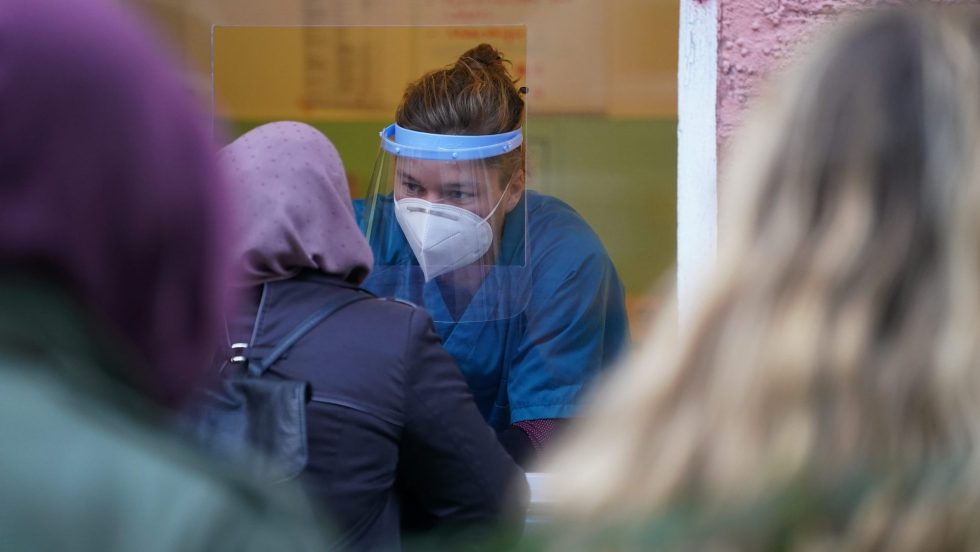 COVID-19: 843 nouveaux cas en 24 heures et 12 décès au Québec