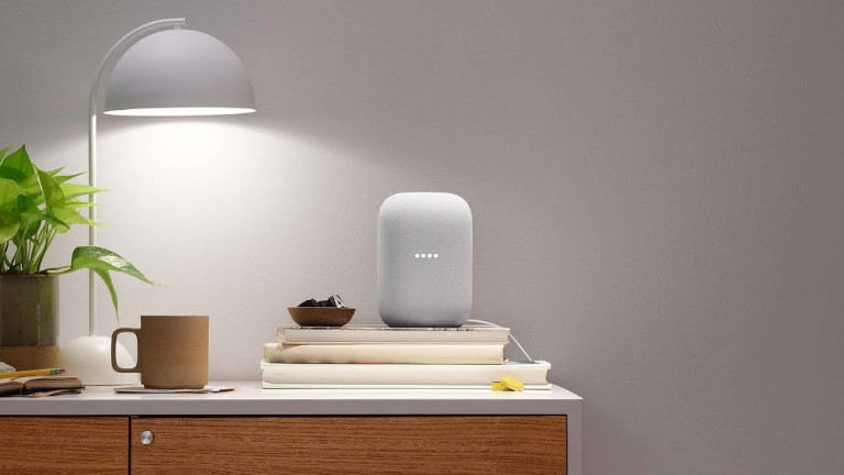 Le Google Nest Audio se fond bien dans le décor avec un design compact. Google Nest Audio assistant vocal