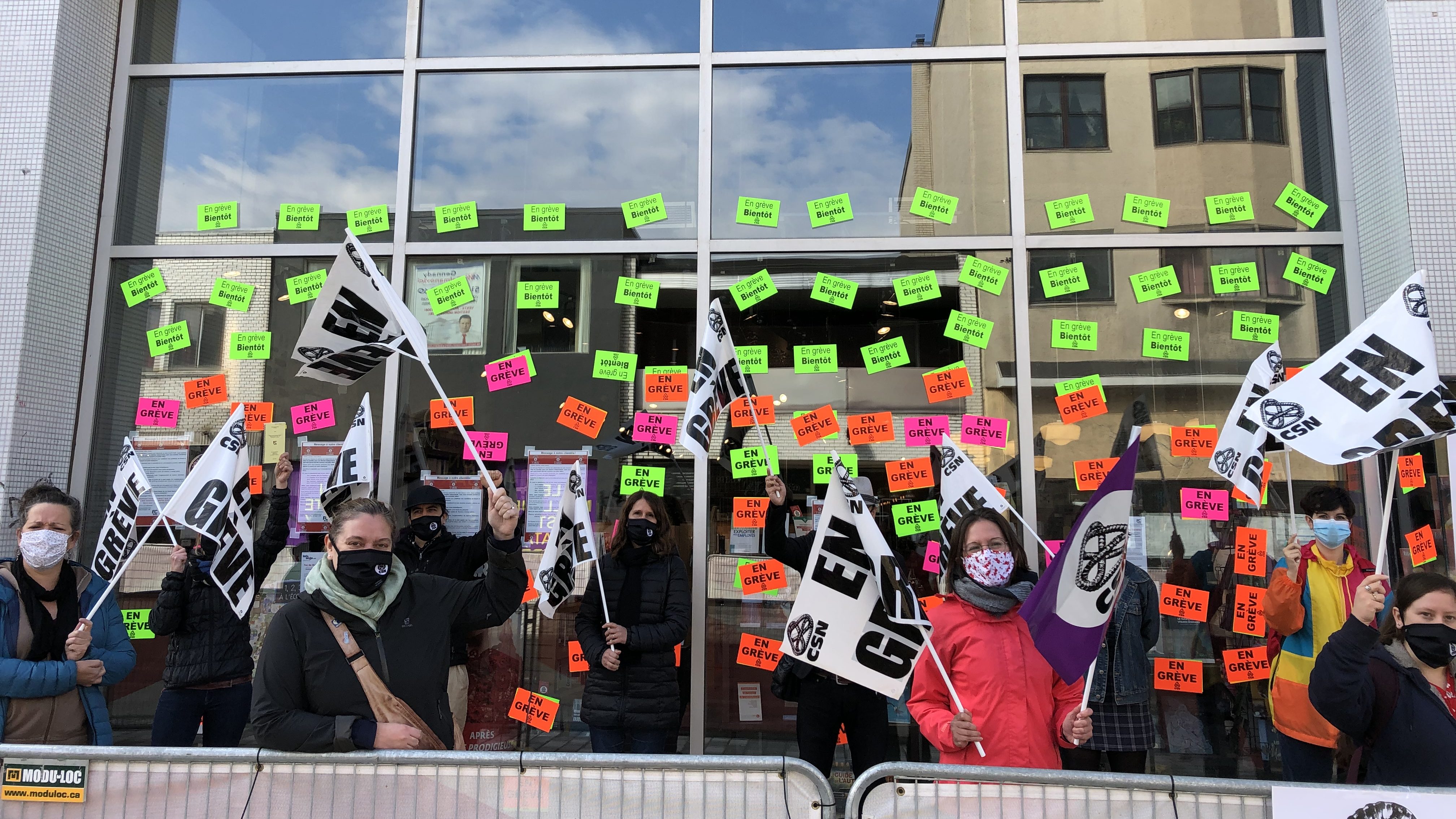 Les employés de la librairie Raffin en grève