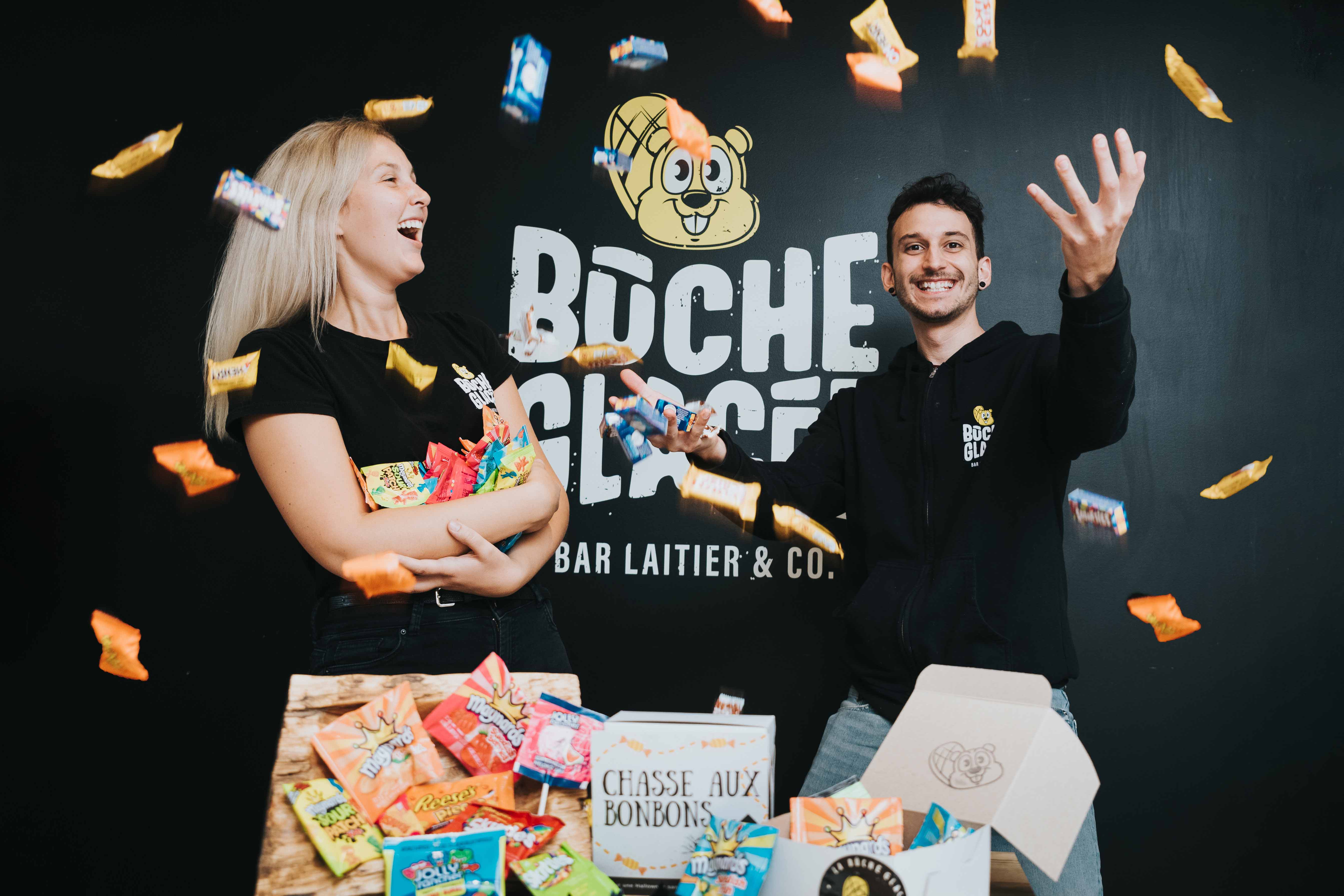 Deux entrepreneurs devant leur projet de boîte de bonbons pour Halloween
