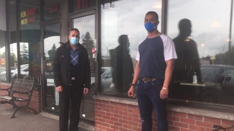 Andrew Moubarak et Désiré Steward invitent les autres commerçants du quartier à se joindre à leur association.