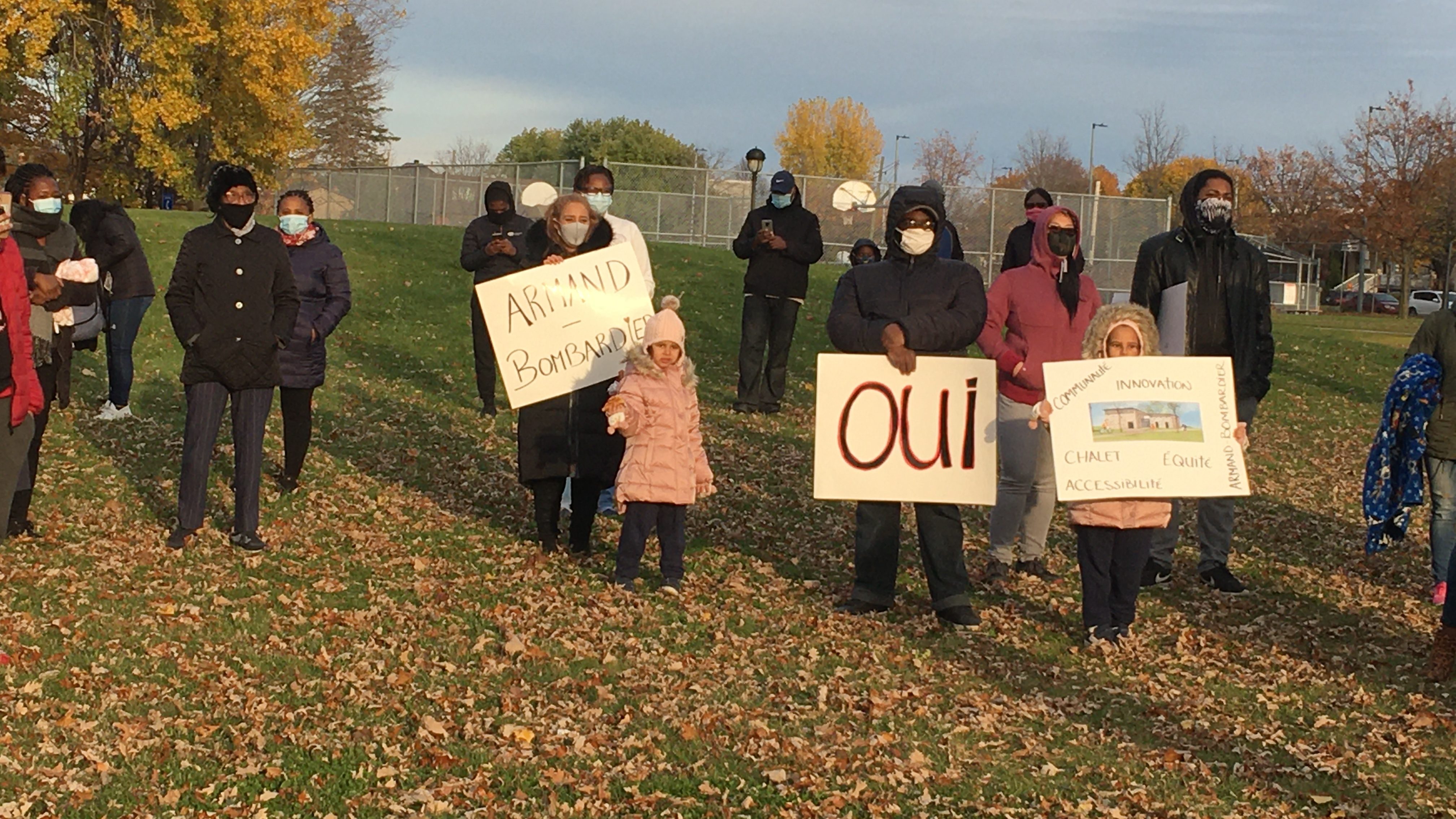 Manifestation pour le projet de chalet au parc Armand-Bombardier.