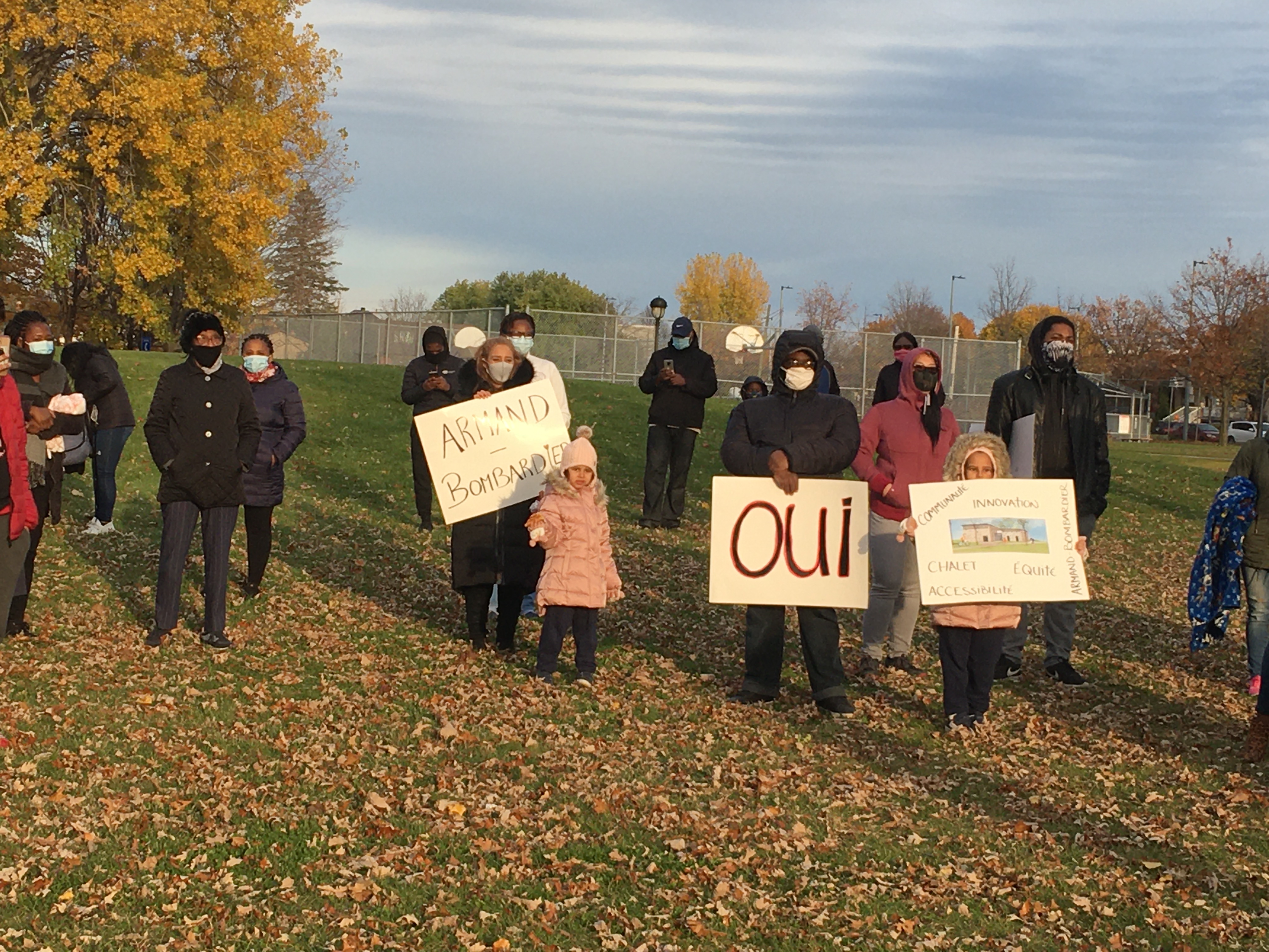 Manifestation pour le projet de chalet au parc Armand-Bombardier.