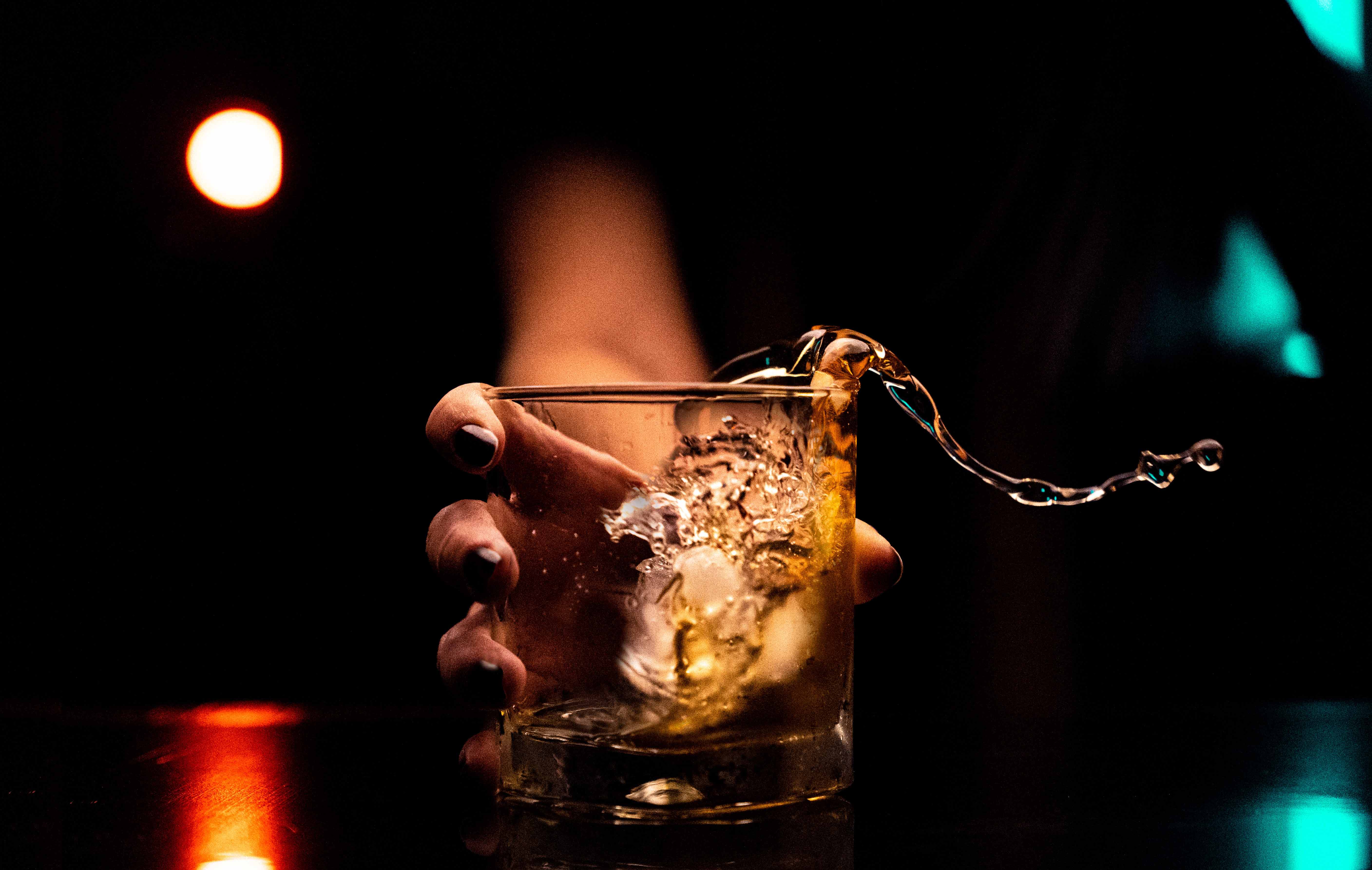 alcool se renversant d'un verre à cocktail