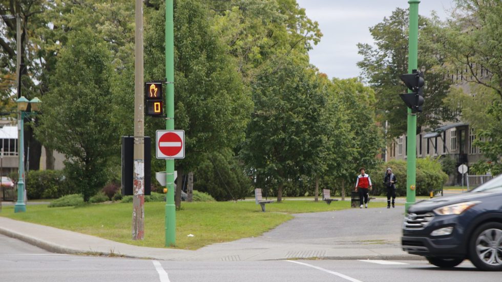 Des piétons près des cégeps Vanier et Saint-Laurent