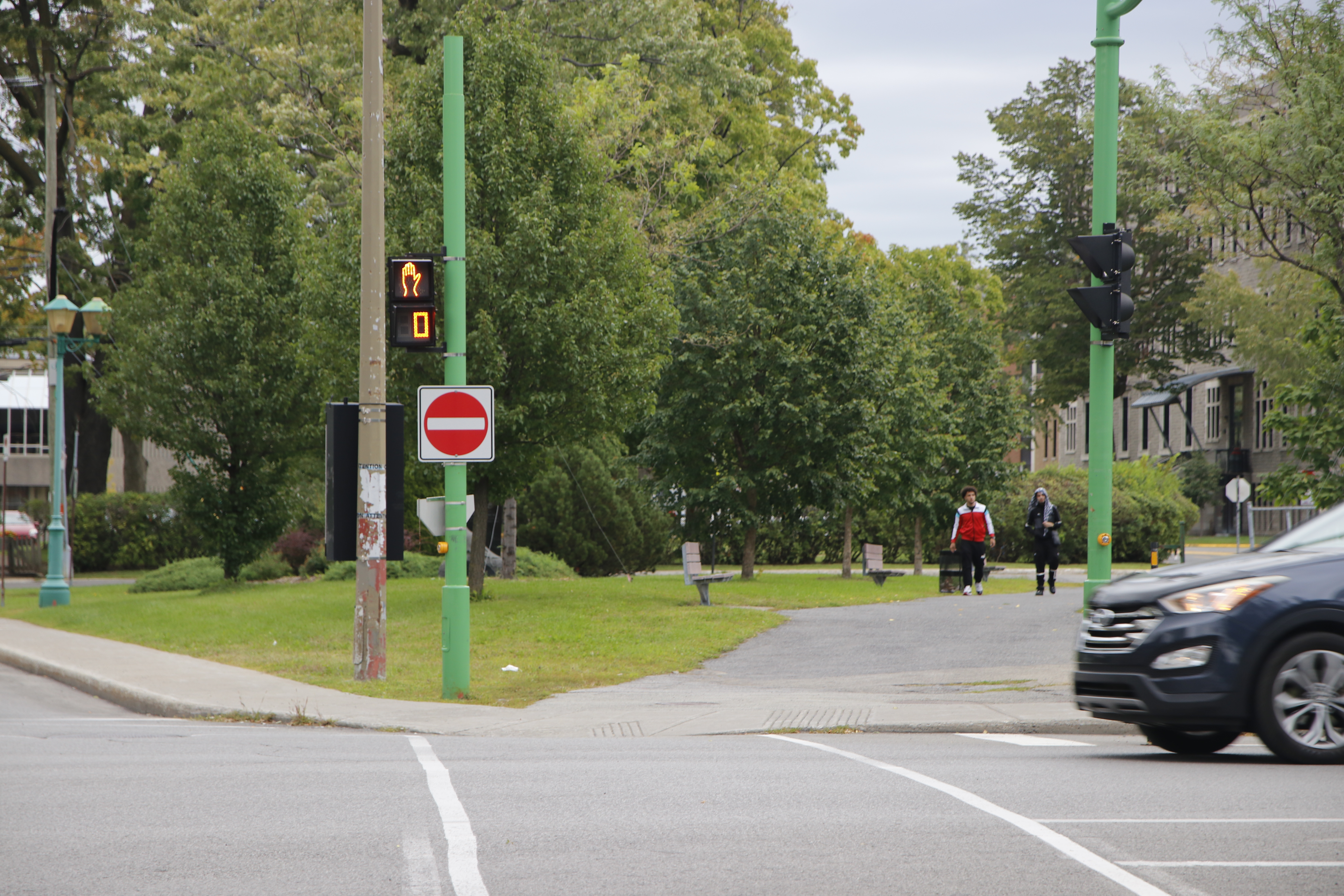 Des piétons près des cégeps Vanier et Saint-Laurent
