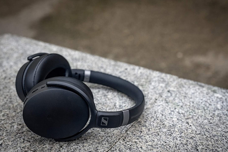 Le casque d'écoute HD 450BT est disponible en noir ou en blanc. Sennheiser casque écoute HD 450BT
