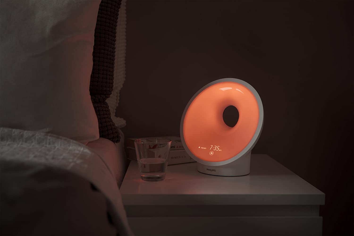 La lampe-réveil SmartSleep qui imite le crépuscule pour un effet apaisant. L’imitation de coucher de soleil nous permet de préparer notre corps à s’endormir.