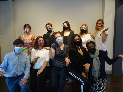Équipe 10 personnes contentes avec masques Studio Tre Punti