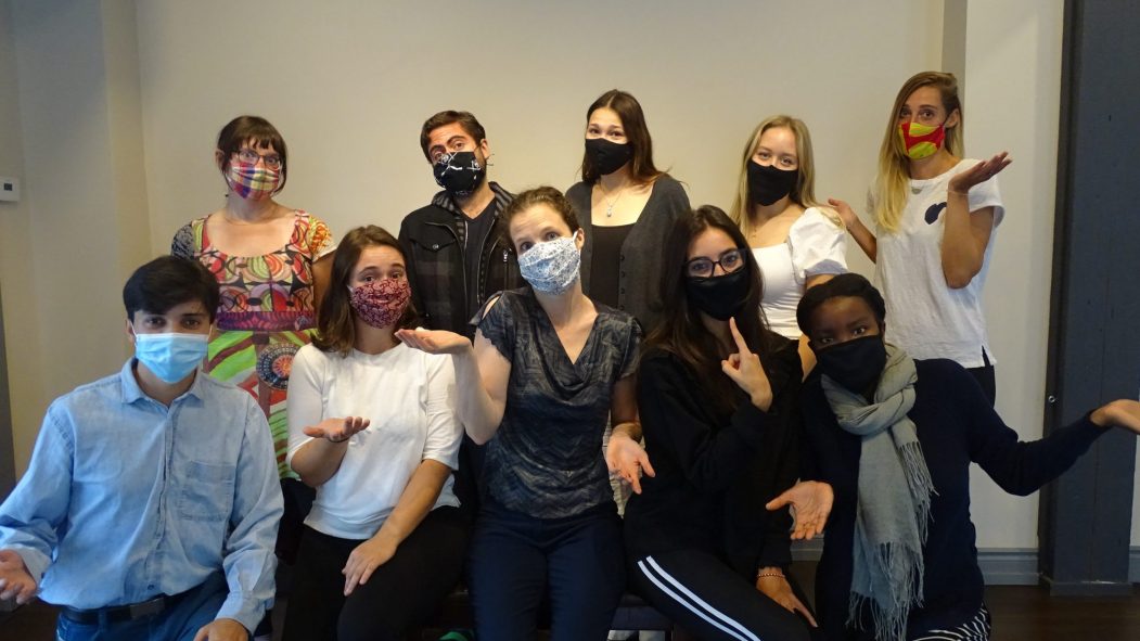 Équipe 10 personnes contentes avec masques Studio Tre Punti