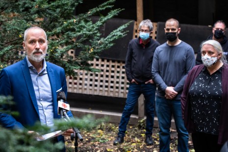 Manon Massé et Vincent Marissal de Québec solidaire demandent au gouvernement des mesures d’aide pour les microbrasseries.