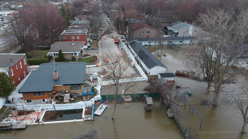 Pour éviter les inondations des rues et des résidence, une digue temporaire de plus de 300m de long a été érigée en 2019.