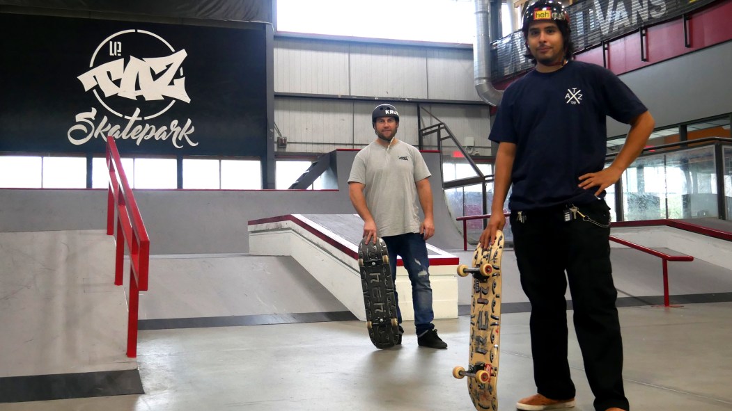 Deux coachs de planche à roulette sur le plateau du Taz