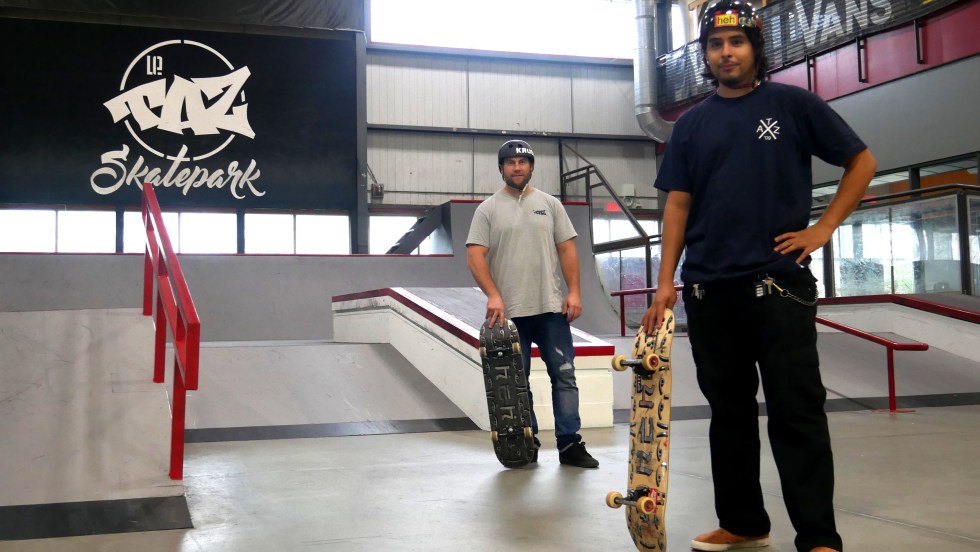 Deux coachs de planche à roulette sur le plateau du Taz