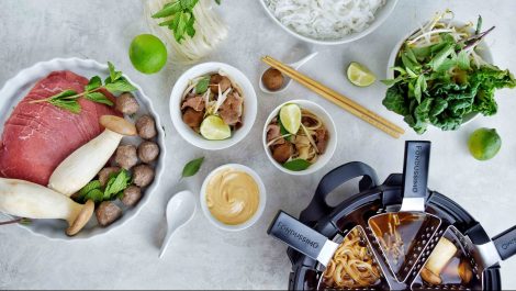poêle à fondue avec aliments autour