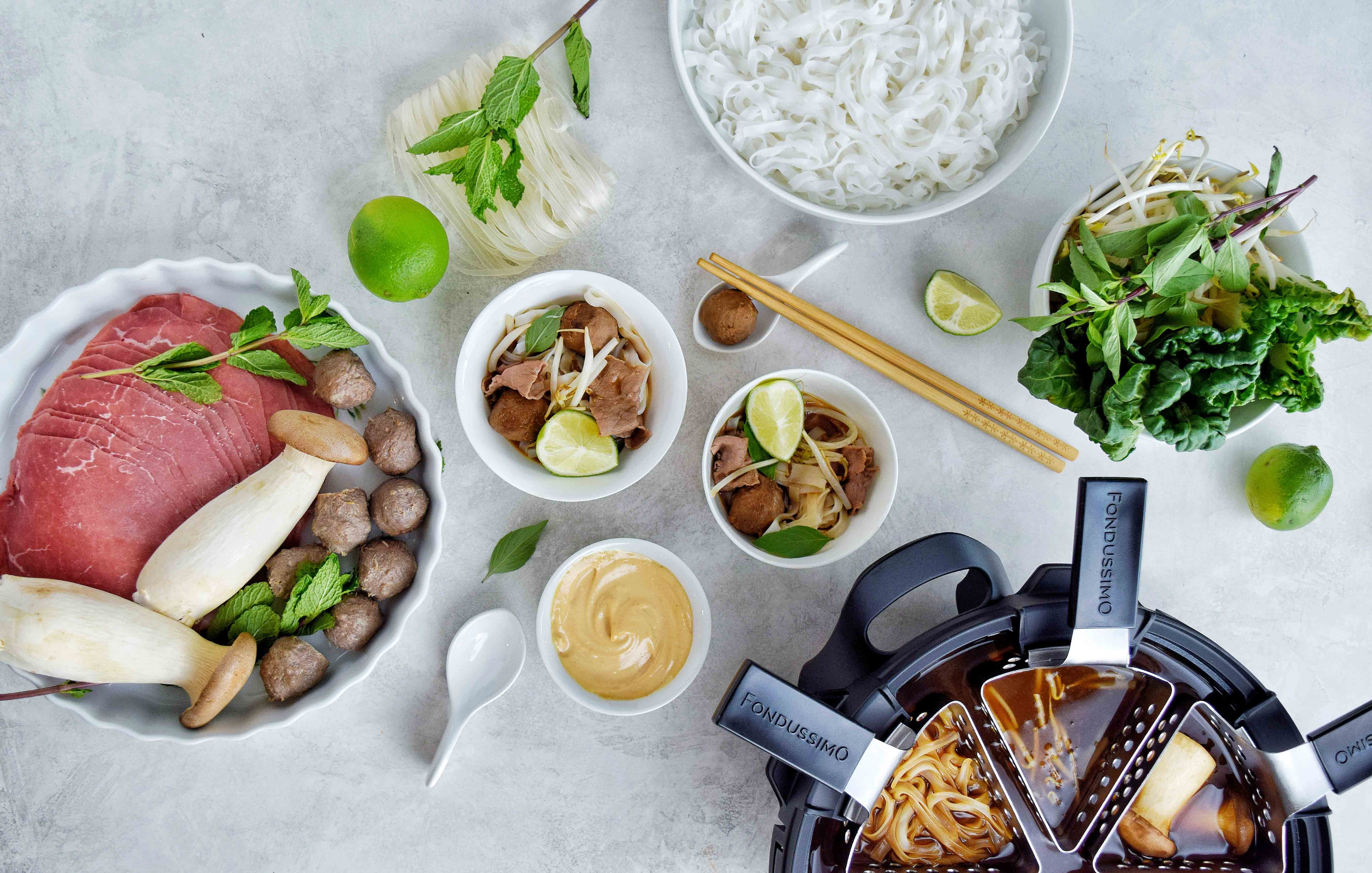 poêle à fondue avec aliments autour