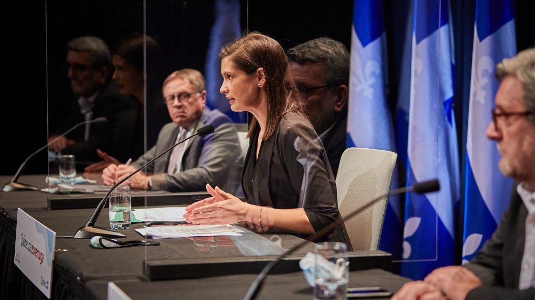 Geneviève Guilbeault, Régis Labeaume et Gilles Lehouillier, séparés par des plexiglass lors d'un point de presse sur la situation du coronavirus dans la grande région de Québec.
