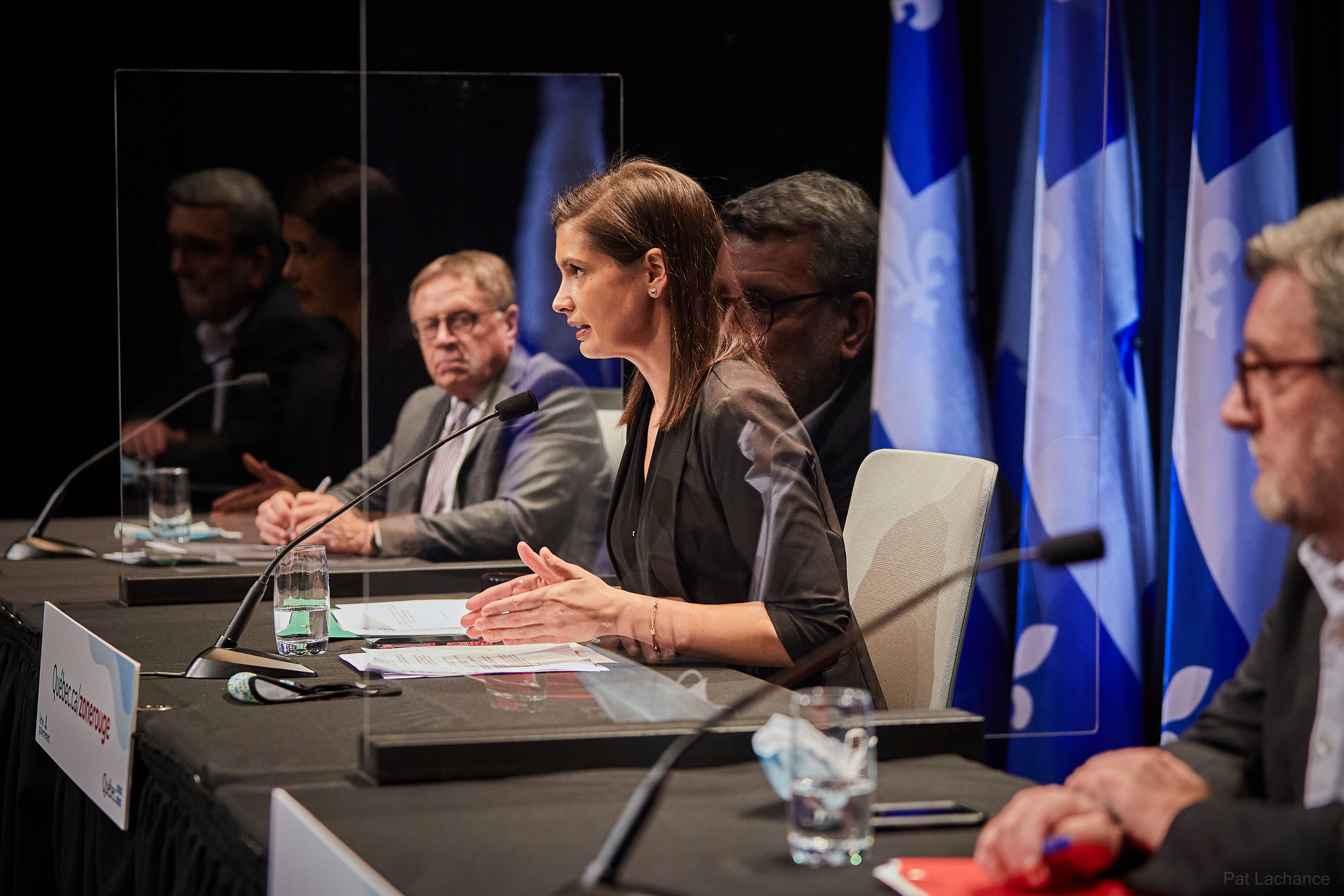 Geneviève Guilbeault, Régis Labeaume et Gilles Lehouillier, séparés par des plexiglass lors d'un point de presse sur la situation du coronavirus dans la grande région de Québec.